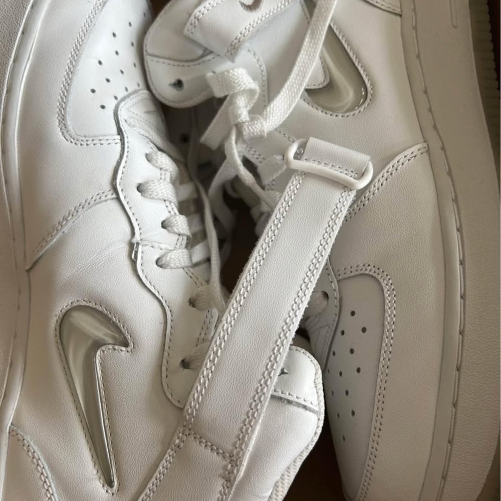 Nike Air Force One Sneakers 9.5 NWT - Picture 2 of 4